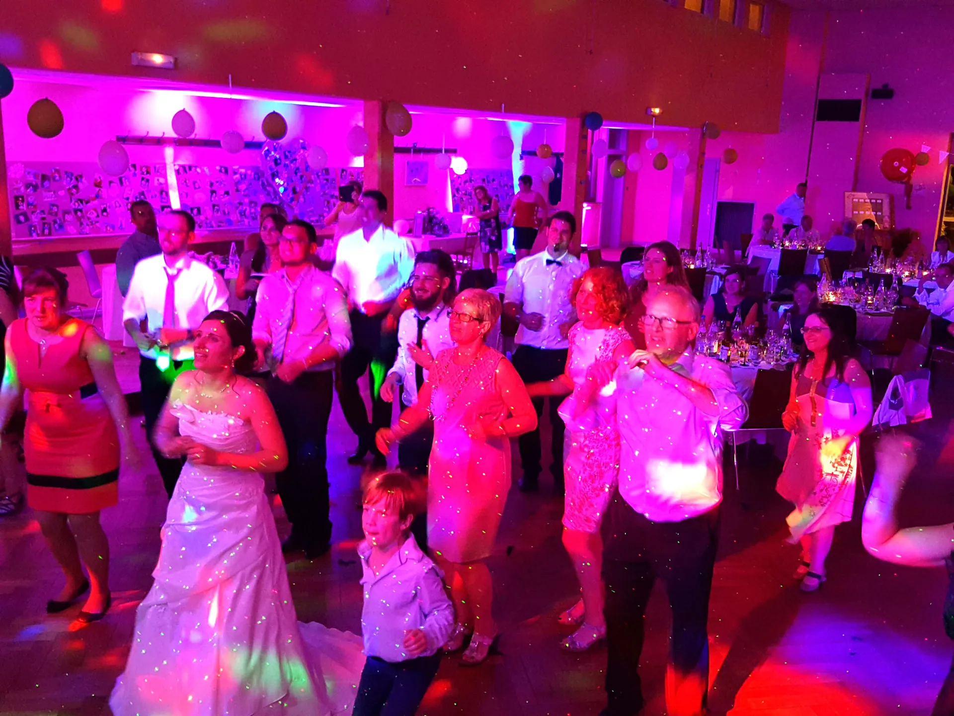 Piste de danse pleine pendant une soirée de mariage